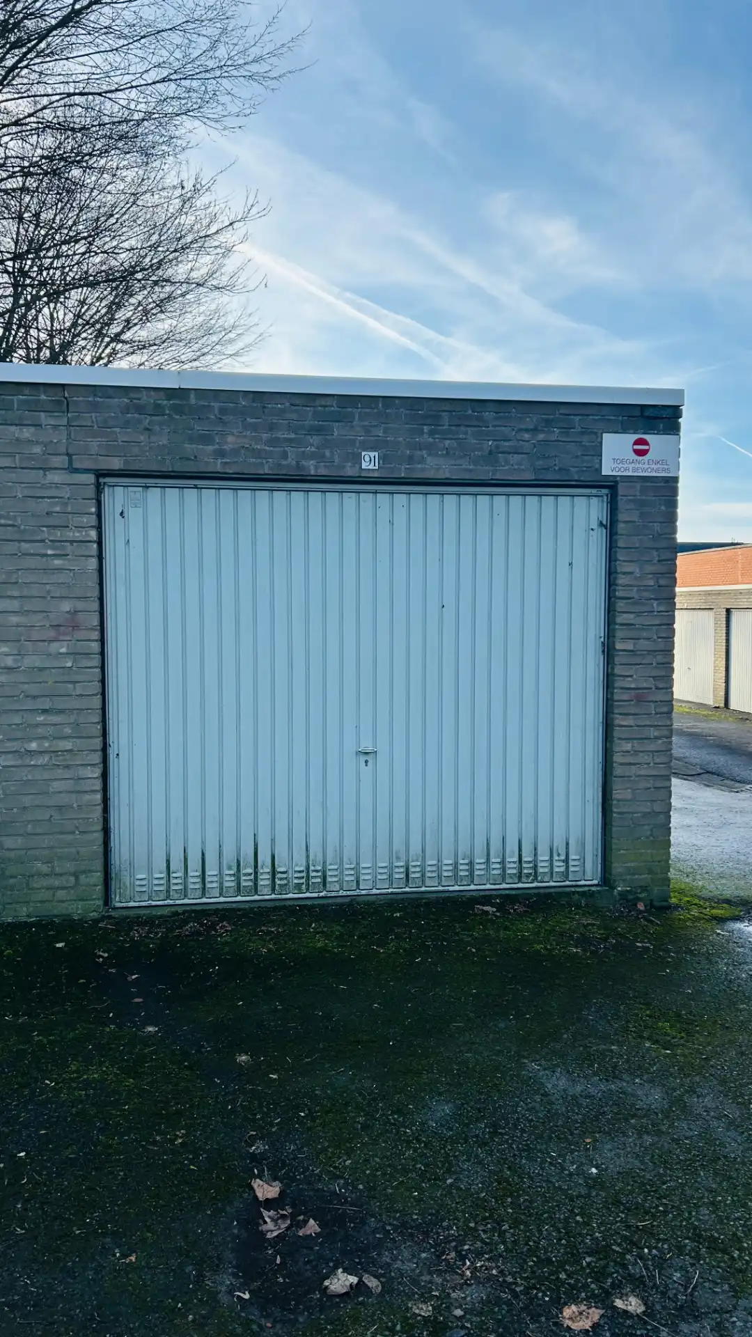 Gesloten garagebox te huur in centrum Deerlijk foto {{pictureIndex}}