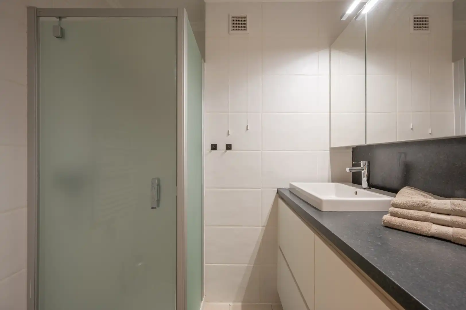 Gerenoveerd appartement met terras, twee slaapkamers en zwembad foto 7