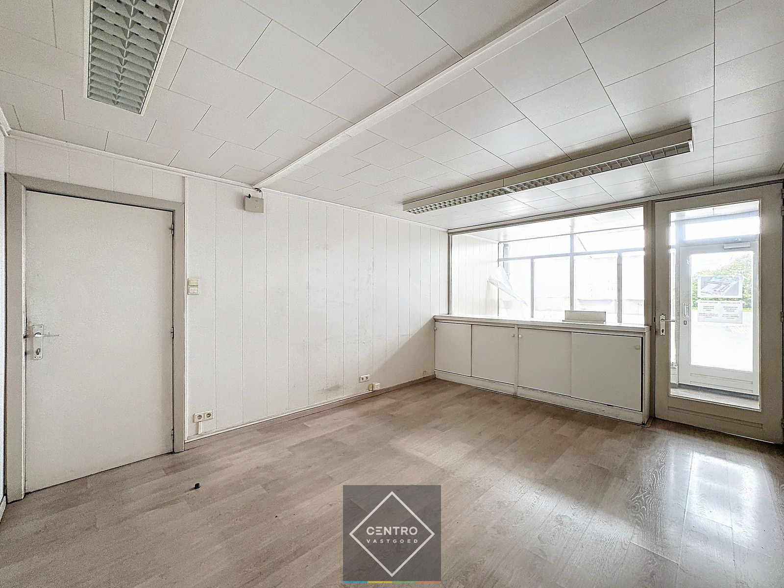 Loodsen (1.550m²) met ruim VERHARD BUITENTERREIN van circa 2.400m² op interessante ligging te Roeselare! foto 15