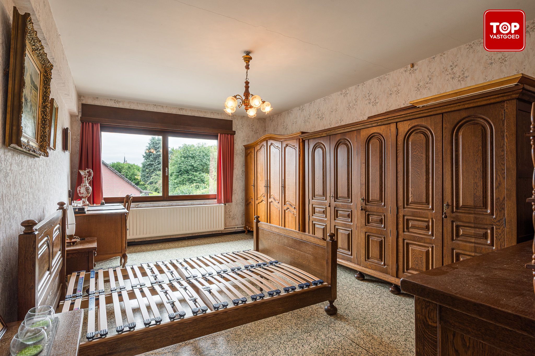 Ruime op te frissen gezinswoning met 4 slaapkamers,  zonnige tuin en garage. foto 14