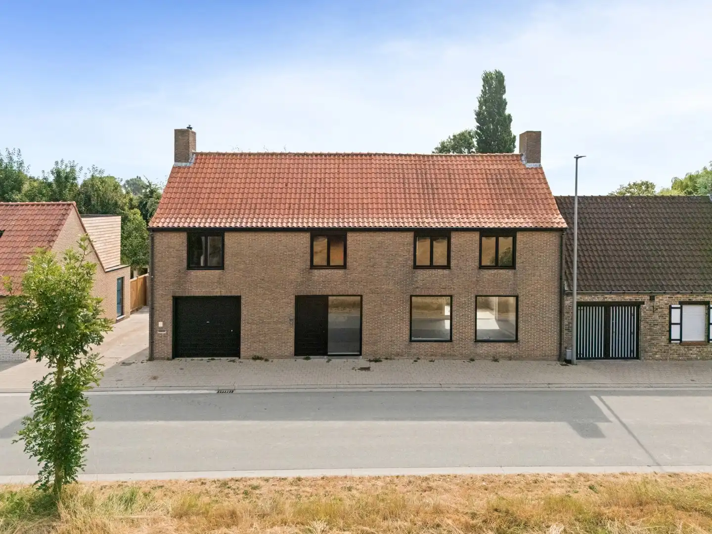 Ruime halfopen woning met 5 slaapkamers, grote tuin en prachtig open zicht in Lapscheure. foto {{pictureIndex}}