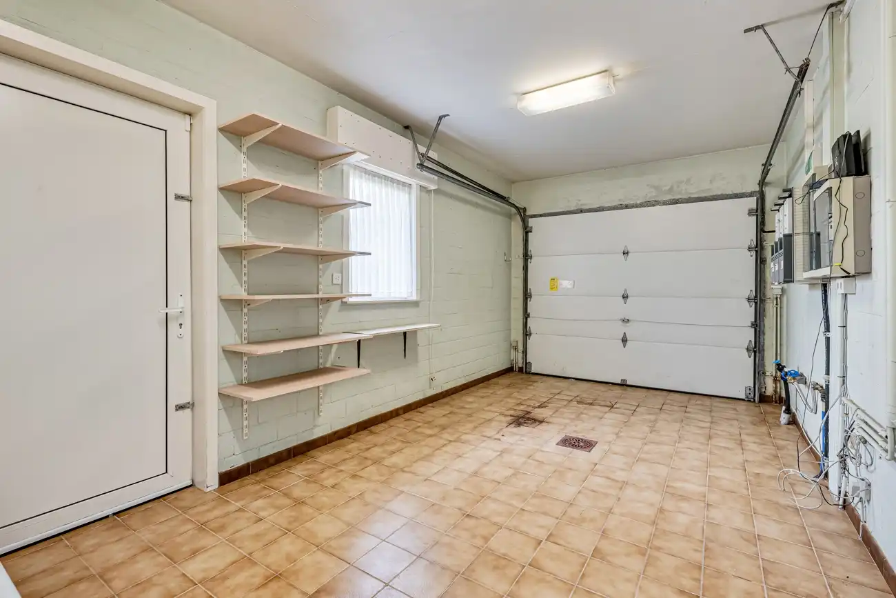 Ruime en degelijke open woning met inpandige garage en grote zuidwest georiënteerde tuin op een rustige locatie nabij het centrum van Lochristi! foto 15