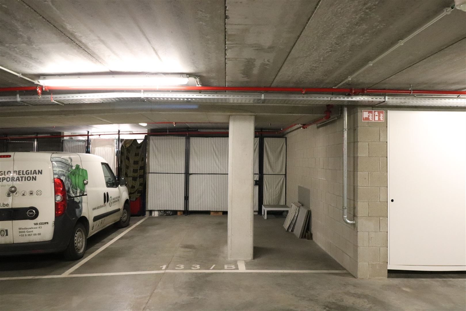 Parking met extra ruimte en berging  foto 5