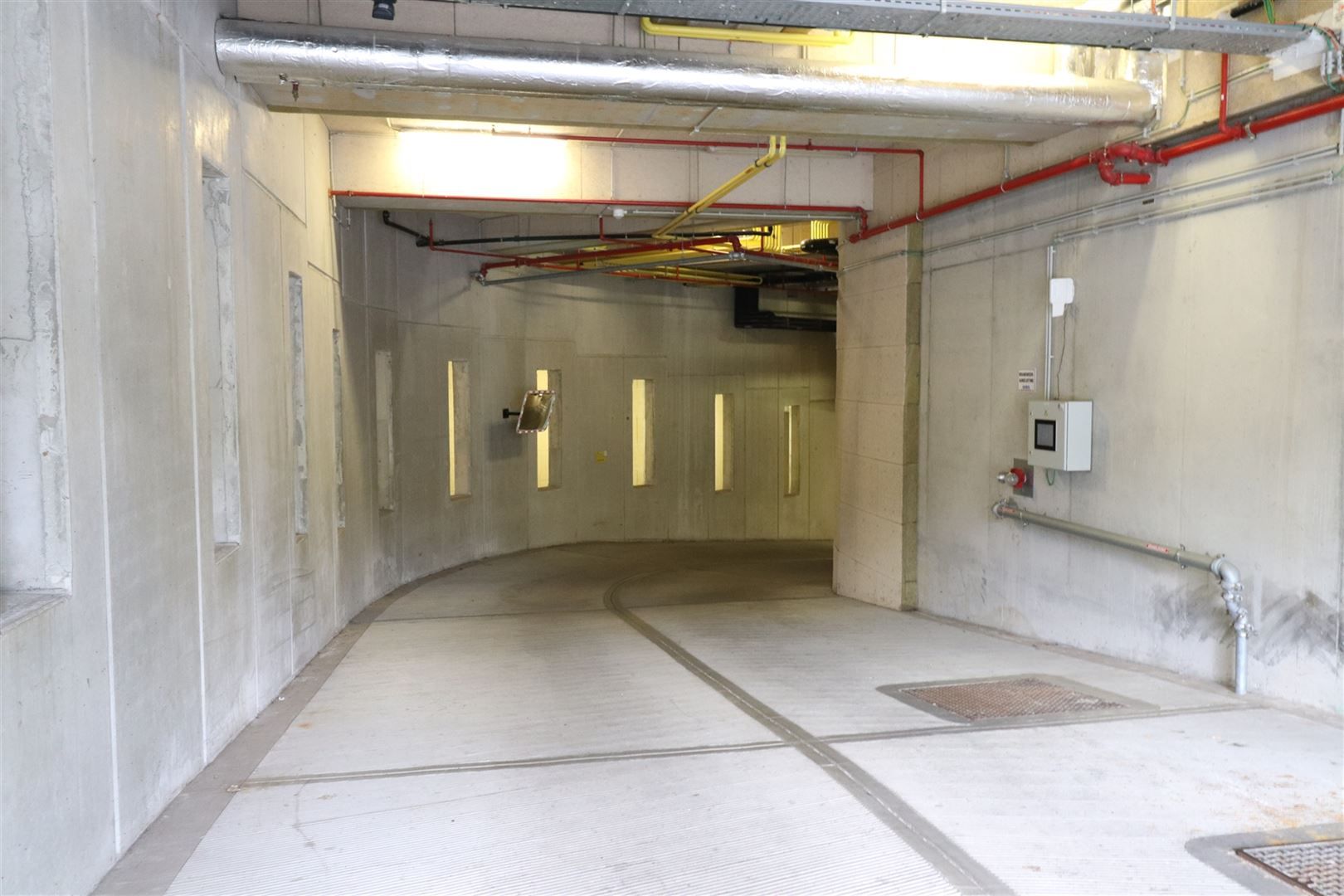 Parking met extra ruimte en berging  foto 5