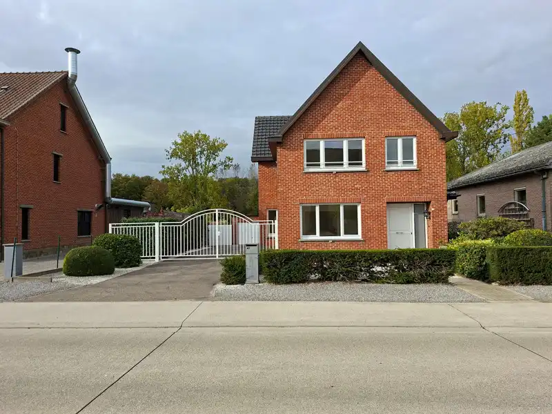 Smaakvol gerenoveerde woning met 3 slaapkamers en garage foto {{pictureIndex}}