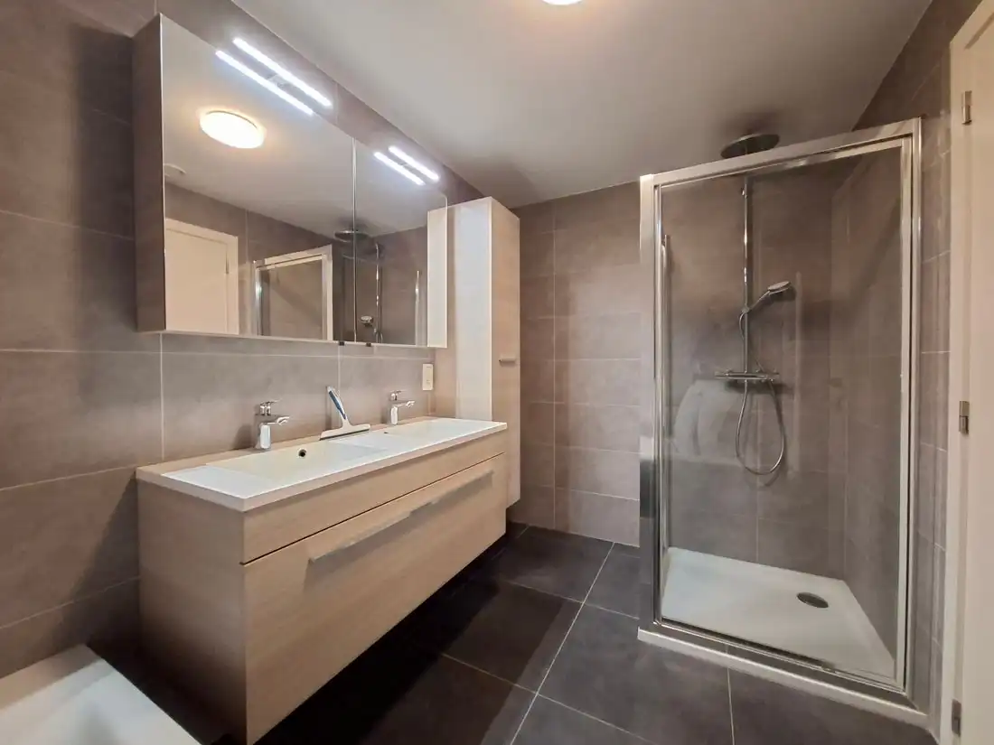 Modern en stijlvol gelijkvloers appartement net buiten Genk centrum foto 13