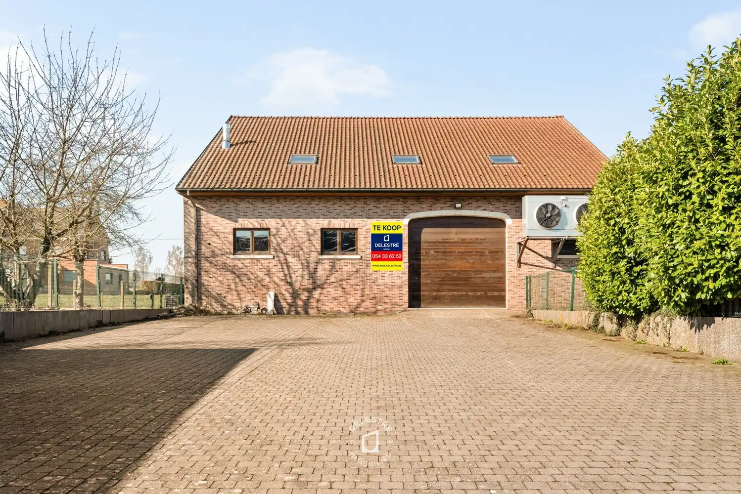 Veelzijdig investeringspand met 3 APP., MAGAZIJN, STAANPLAATSEN EN HANDELSPAND foto {{pictureIndex}}