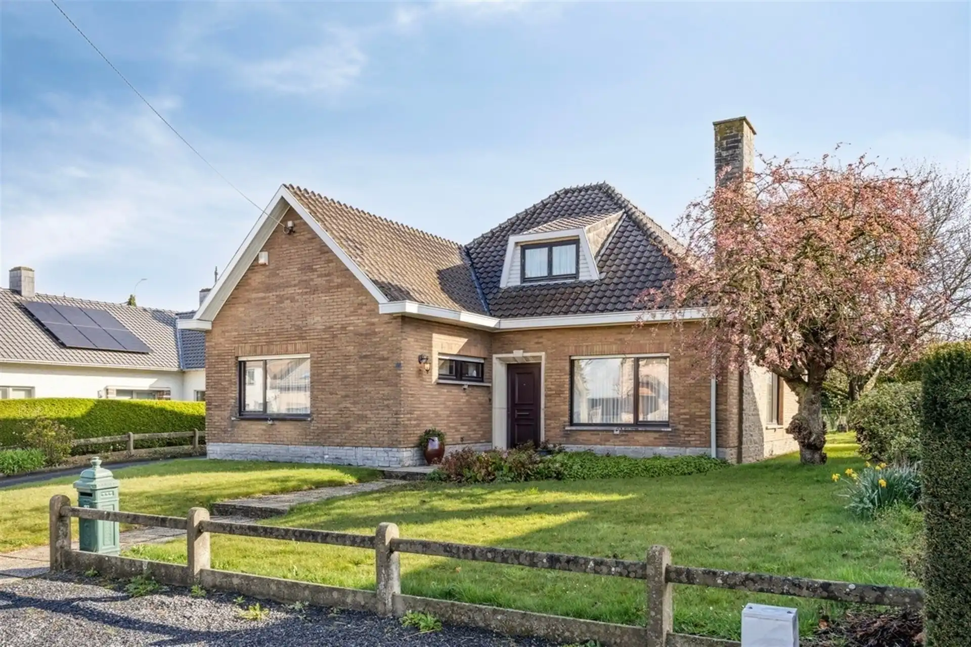 Hoofdfoto van de publicatie: Villa met gelijkvloers wonen en zuidoost gerichte tuin