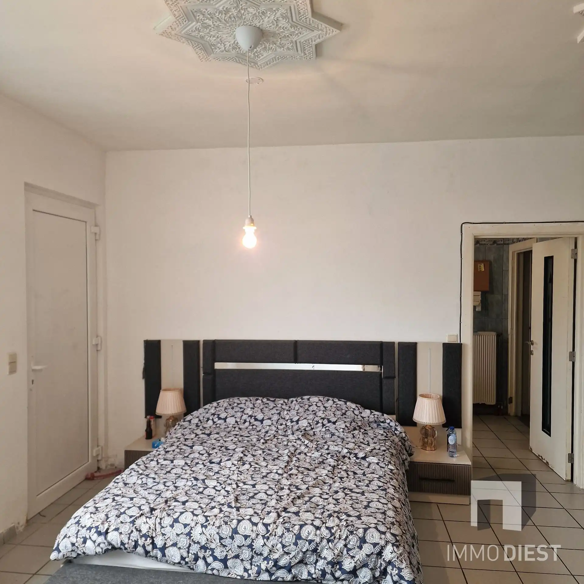 Handelsgelijkvloers met woonst en garages foto 5