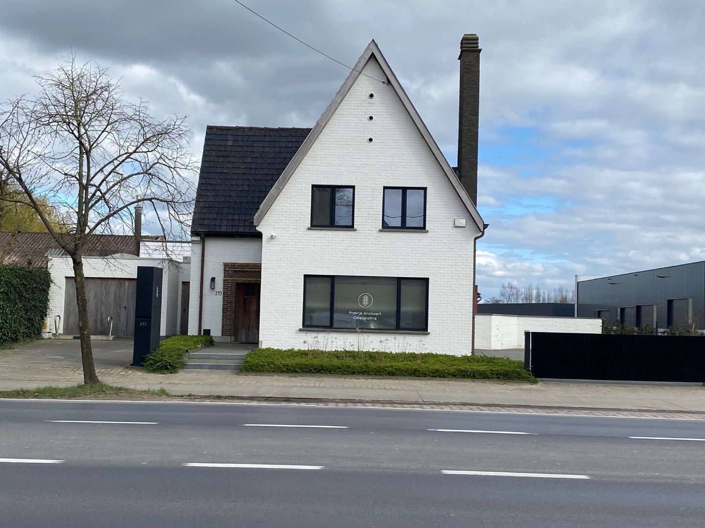 Goed bereikbare kantoor- of  praktijkruimte met parkeergelegenheid foto 1