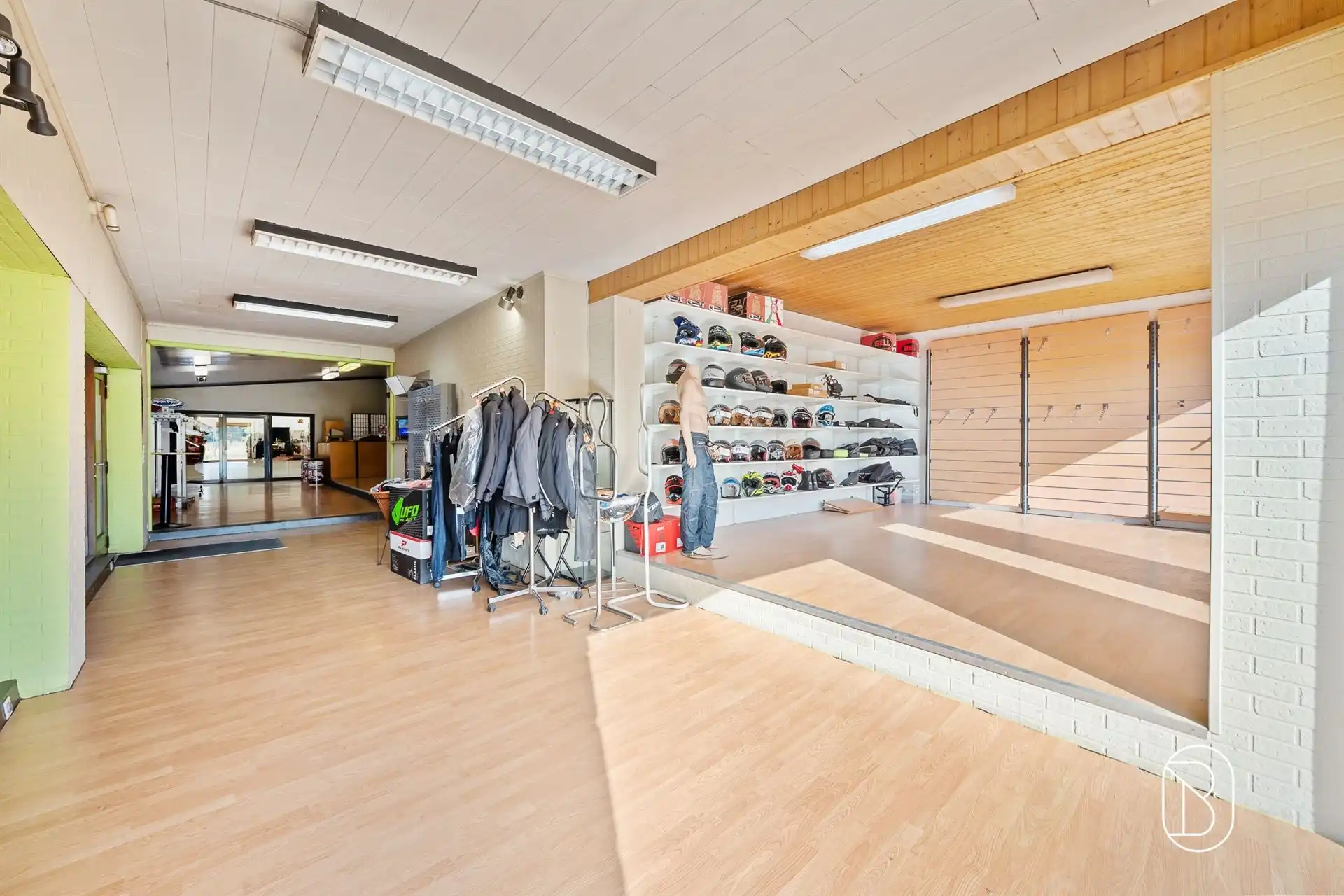 Commercieel gelegen winkel, woonst, magazijn en bouwgrond foto 8