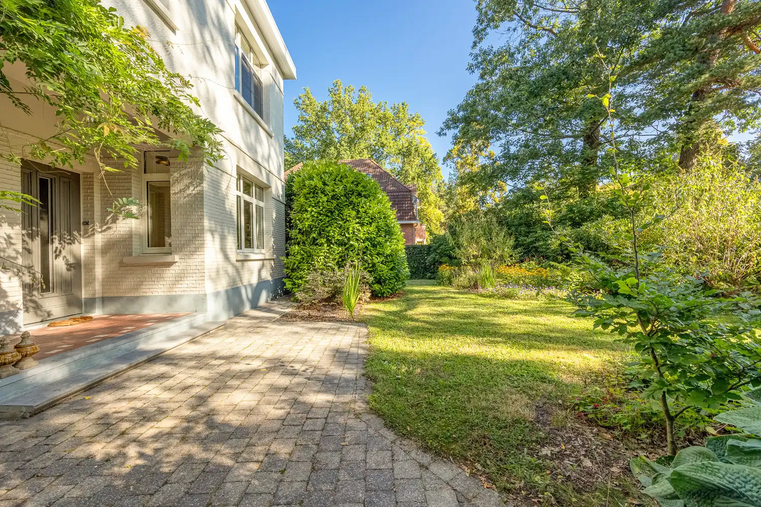 Instapklare en karaktervolle villa op toplocatie, gelegen op een ruim perceel van +-2450m², omgeven door rust, privacy en groen foto 5