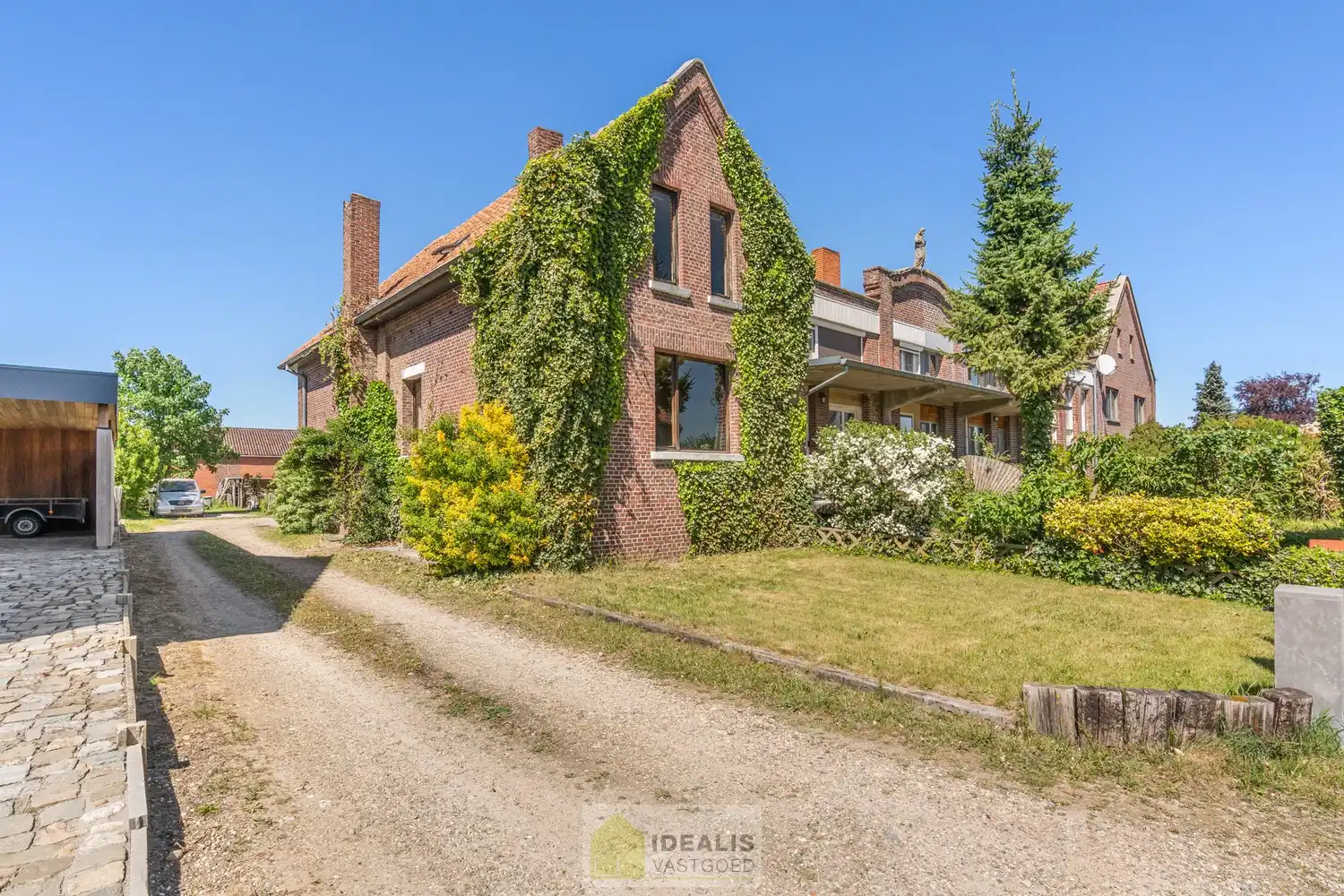 OP TE FRISSEN GEZINSWONING MET LICHTRIJKE LEEFRUIMTE EN AANSLUITEND RUIME KEUKEN, BERGING, BADKAMER VOORZIEN VAN DOUCHE EN BAD EN 3 SLAAPKAMERS OP EEN PERCEEL VAN 5A 37A - Deze woning omvat +-158m² bewoonbare oppervlakte verdeeld over een lichtrijke woonkamer met aansluitend een ruime keuken, berging, badkamer voorzien van douche en bad en 3 slaapkamers. De woning is gelegen op een aangenaam perceel van 5a 37ca vlakbij het centrum van Opitter (Bree), op fietsafstand van winkels, horeca en scholen,… Zeer geschikt voor kandidaten op zoek naar een op te frissen woning met karakter die ruimte en rust biedt doch dicht bij allerlei faciliteiten is gelegen. foto {{pictureIndex}}