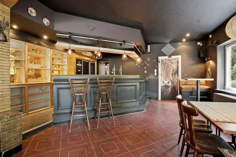 Commercieel pand met woonst en feestzaal op zichtbare locatie te Tielt 🏠 foto 4