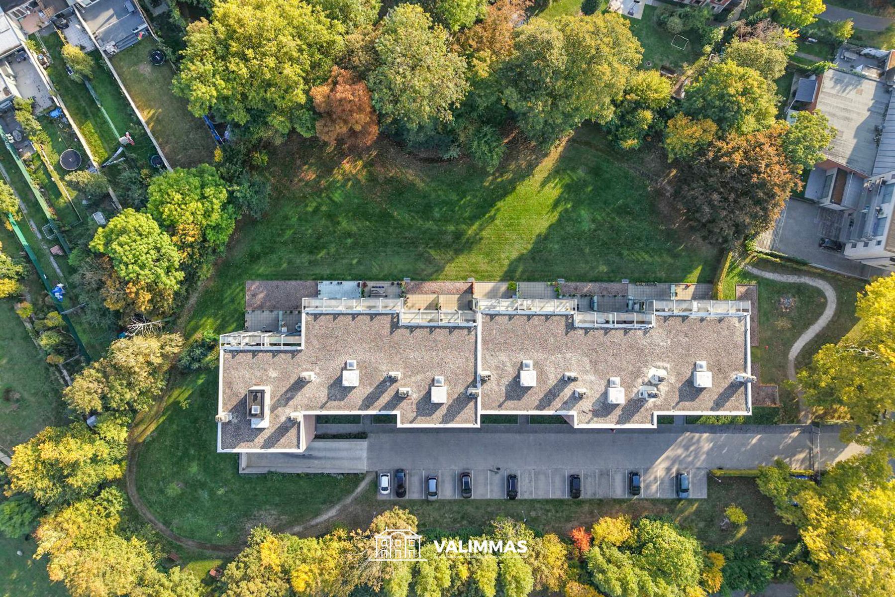 Instapklaar appartement met terras, kelder en event. garage. foto {{pictureIndex}}