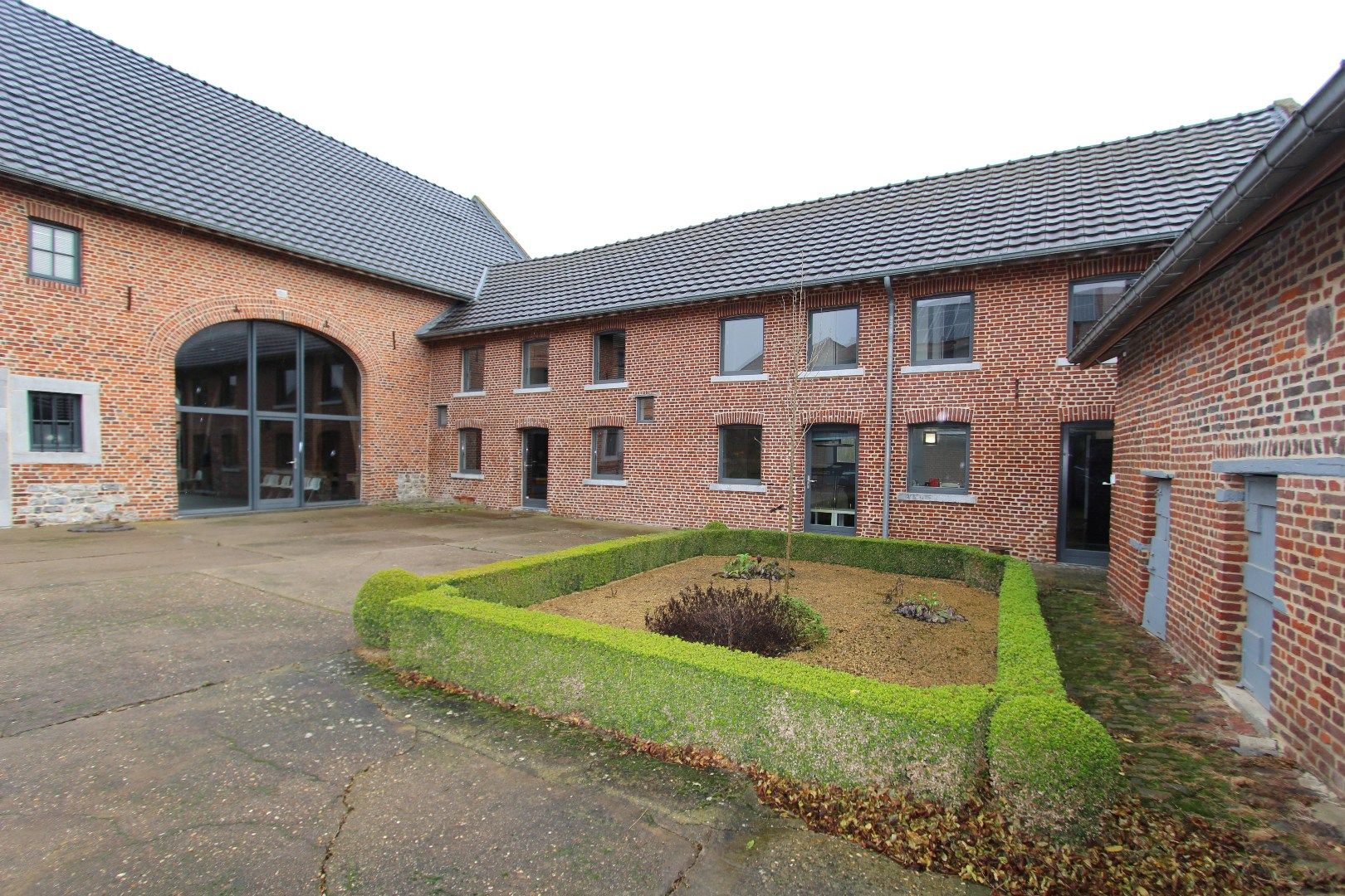 RUIME WONING VAN 390 m² MET GROTE TUIN EN ZWEMBAD foto {{pictureIndex}}