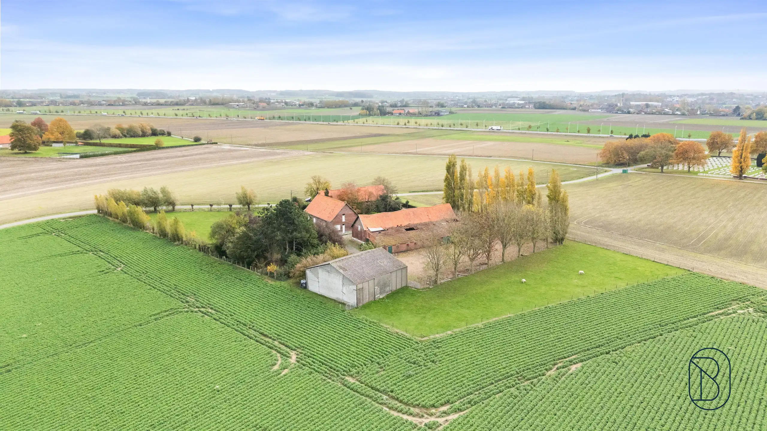 Unieke charmante vierkantshoeve op 1 hectare grond te Ieper foto 3