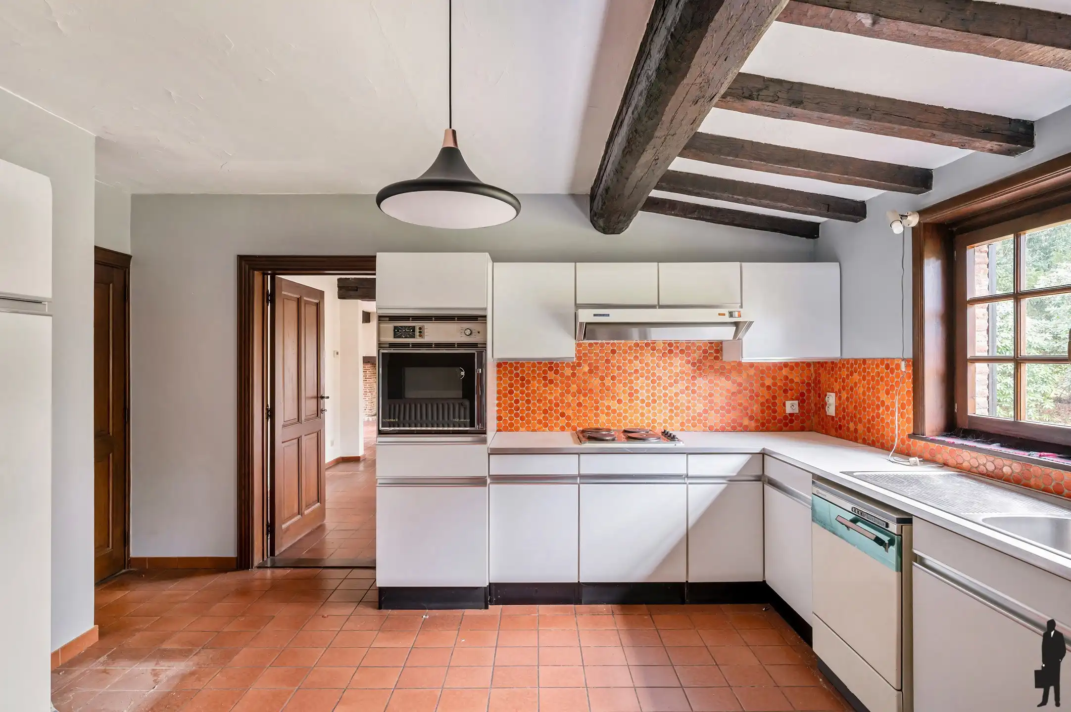 Te renoveren villa, in een bijzonder groene en residentiële omgeving!  foto 13