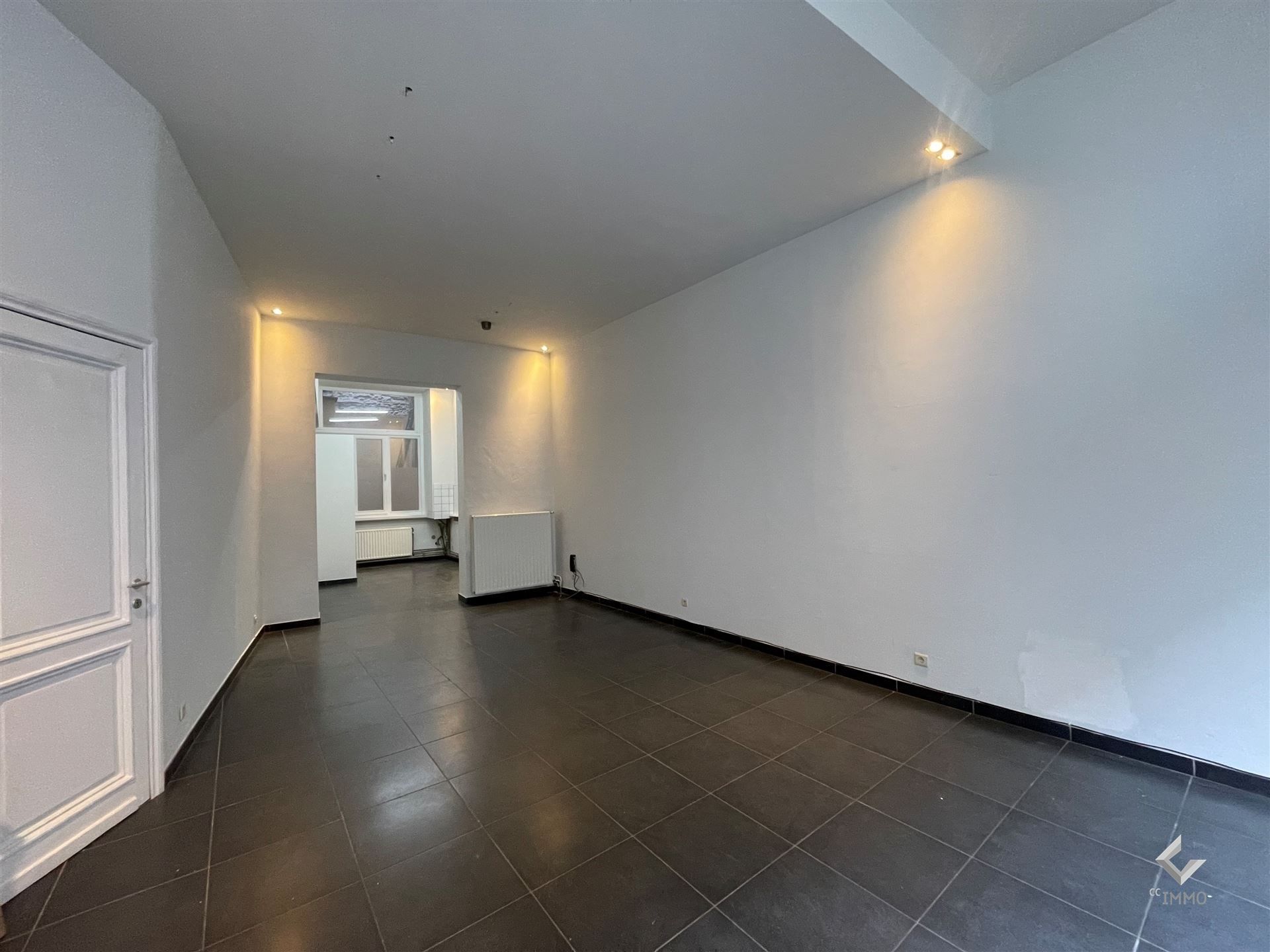 Handelsgelijkvloers ca. 70m² te Sint-Andries/Nationalestraat! foto 3