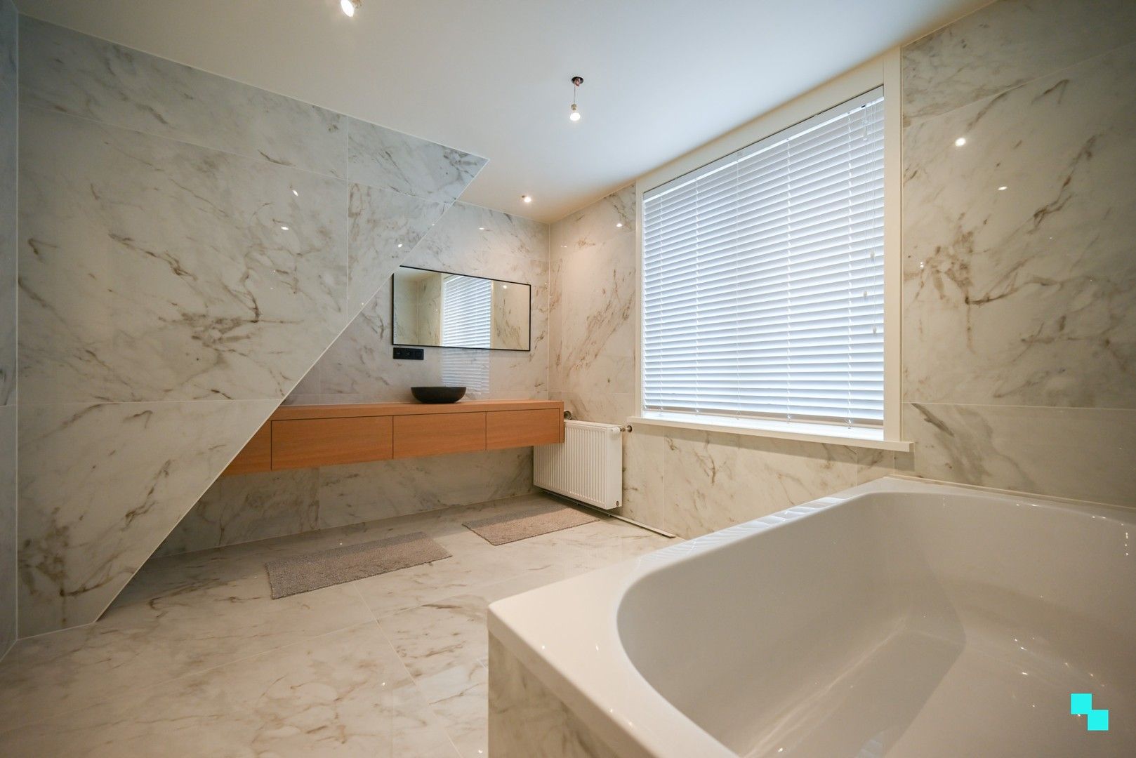 Ruim magazijn met kantoorruimtes en woonst te Lendelede foto 20