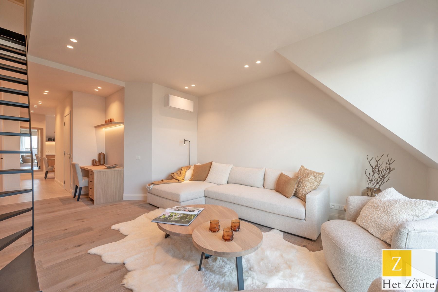 Nieuwbouw penthouse met terras - zicht op approach en zee foto 8