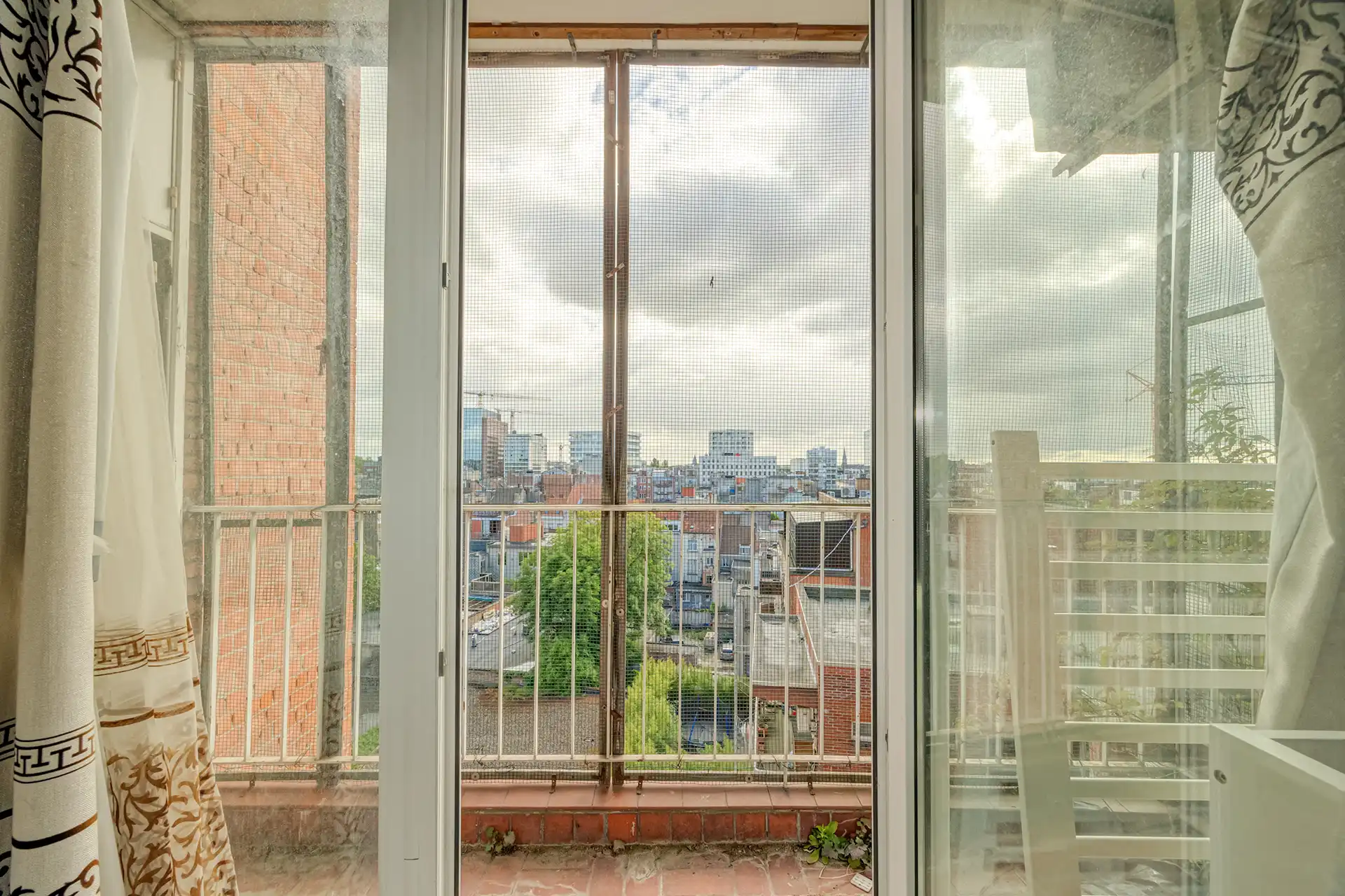 Instapklaar appartement met 2 slpk's + bureau met parkzicht foto 11