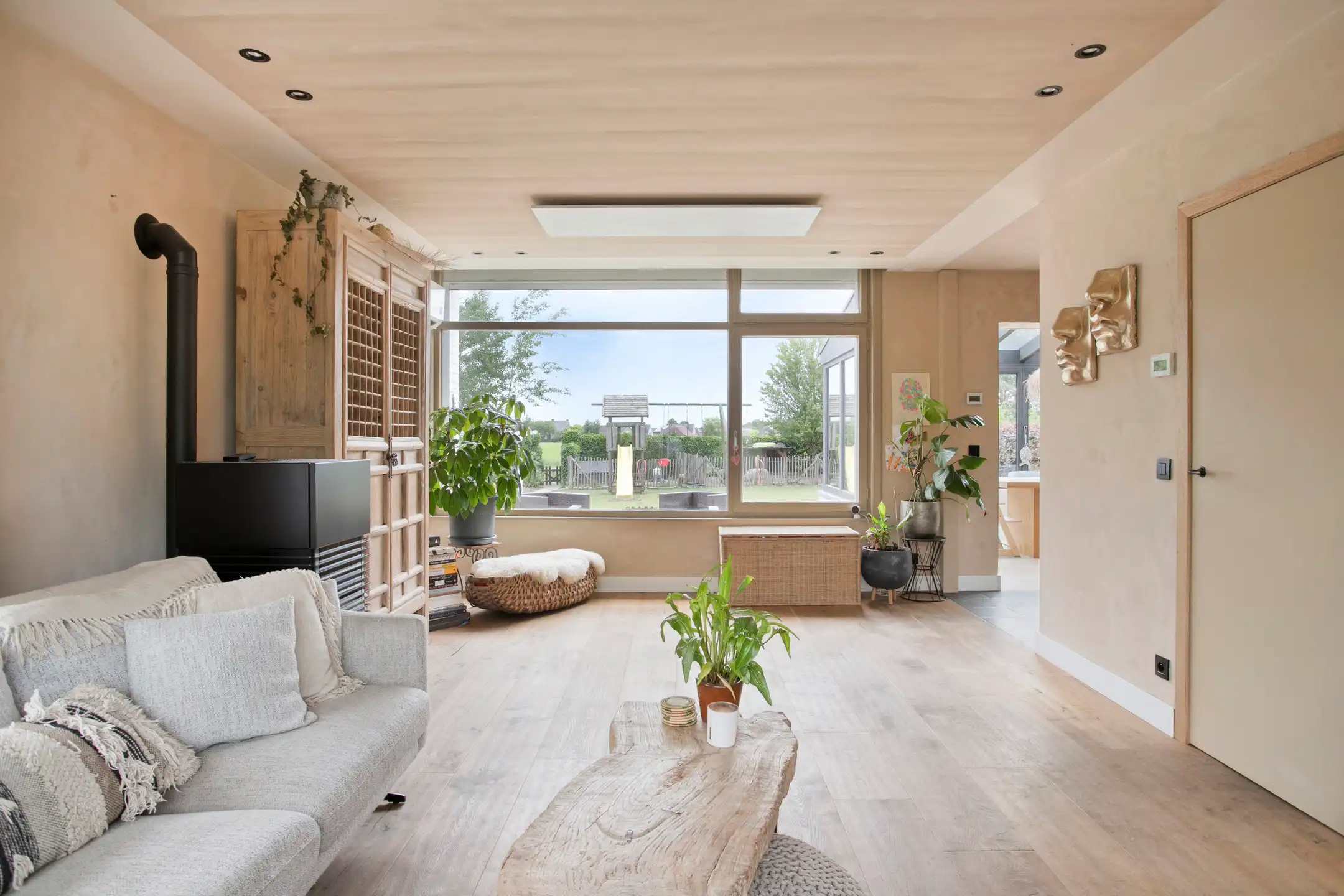 Volledig gerenoveerde vrijstaande woning met garage foto 8