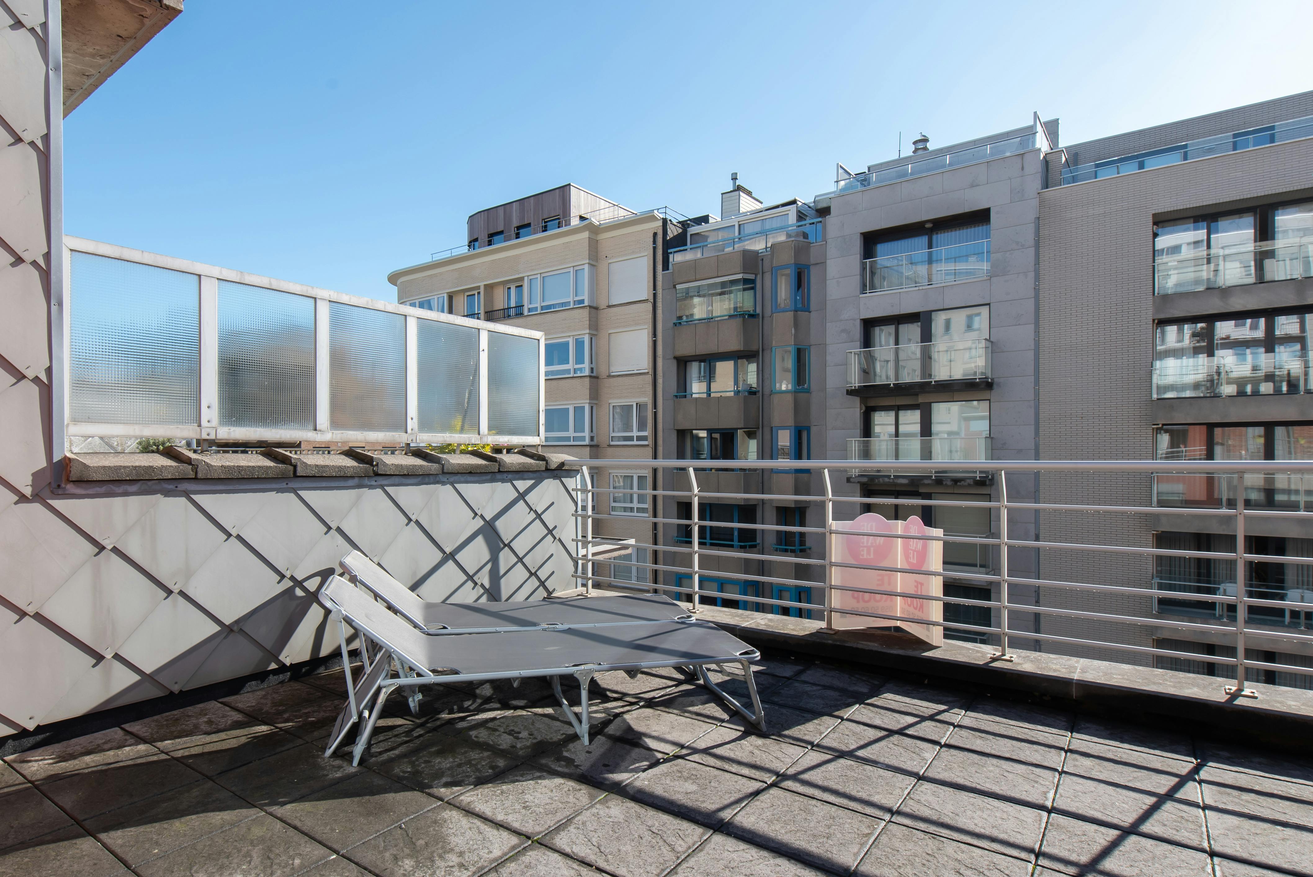 Zuidgerichte penthouse studio met ruime terrassen op topligging! foto 17