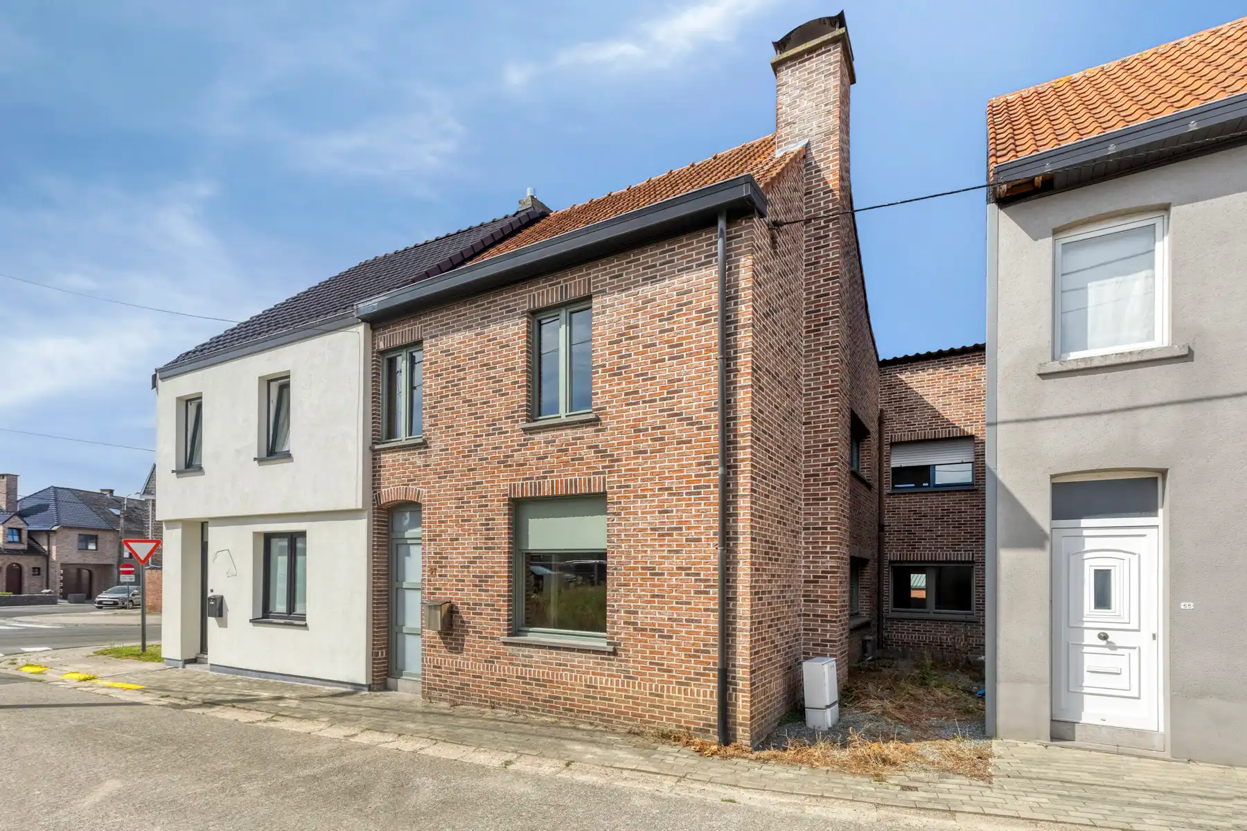 TE KOOP - instapklare woning met 3 slaapkamers en garage foto {{pictureIndex}}