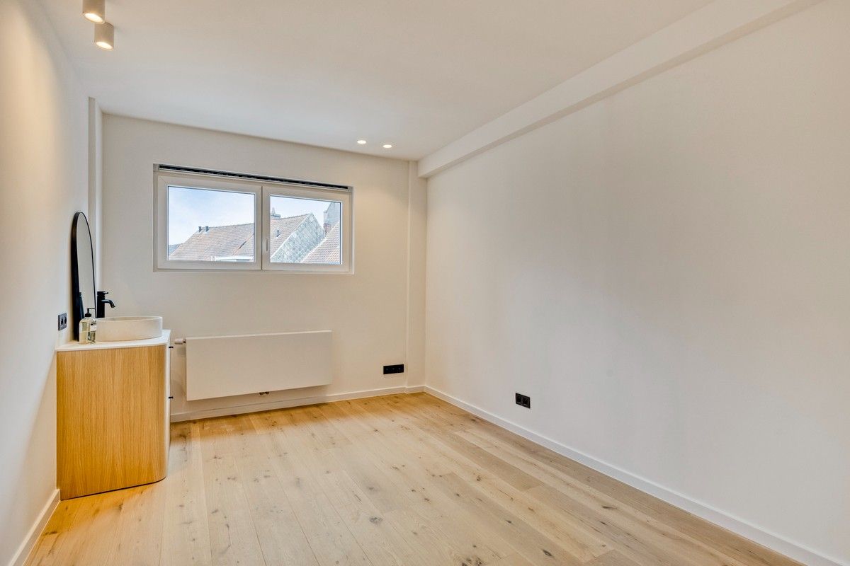 Elegant en tijdloos gerenoveerd appartement met 3 grote slaapkamers. foto 11