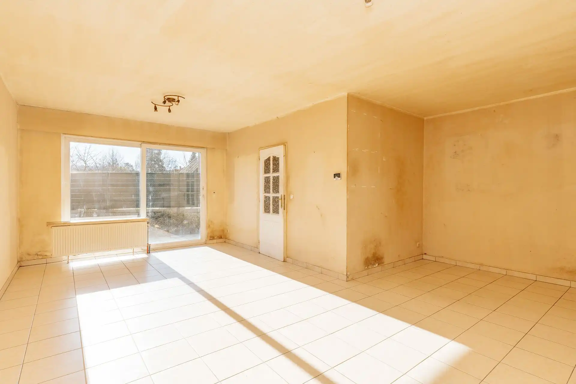 Te renoveren gezinswoning met zonnige tuin! foto 2