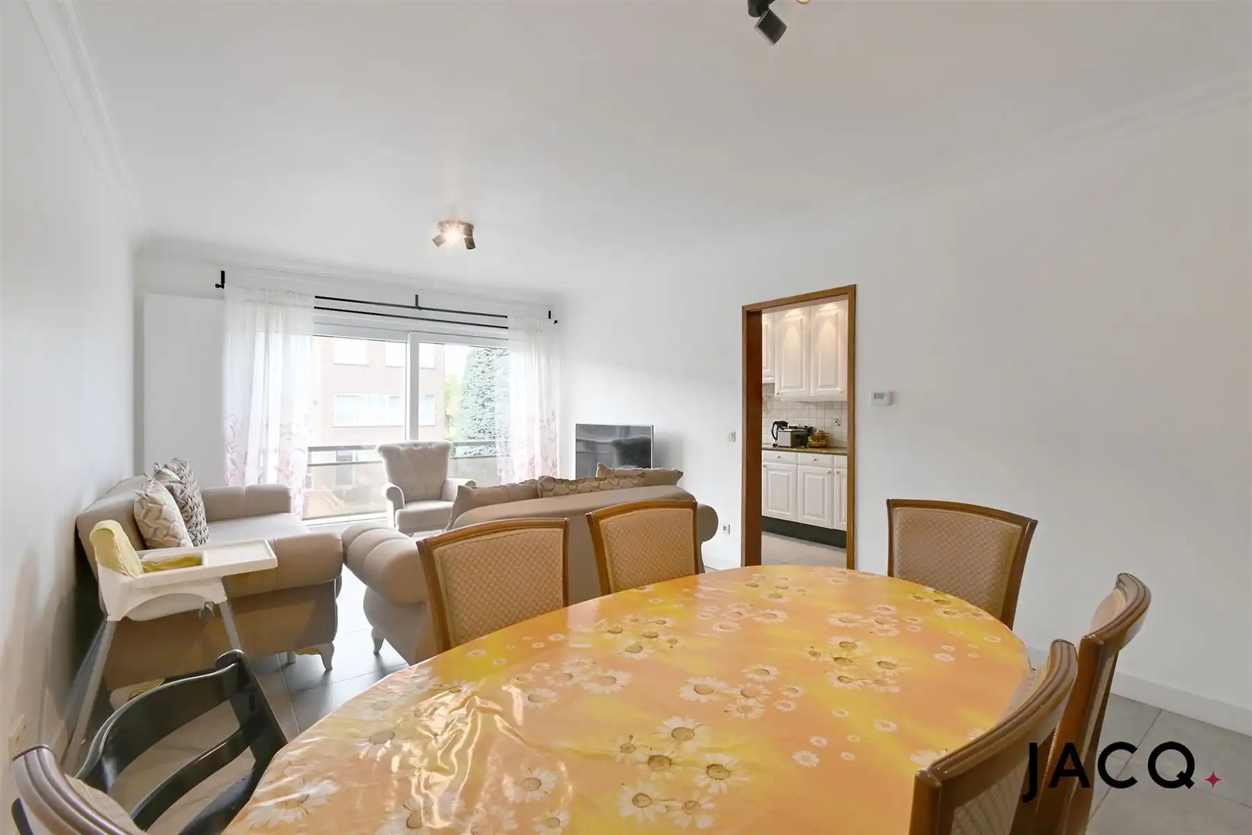 Gerenoveerd appartement met 2 slpk's, aparte garage nabij "De Schorre"! foto 4