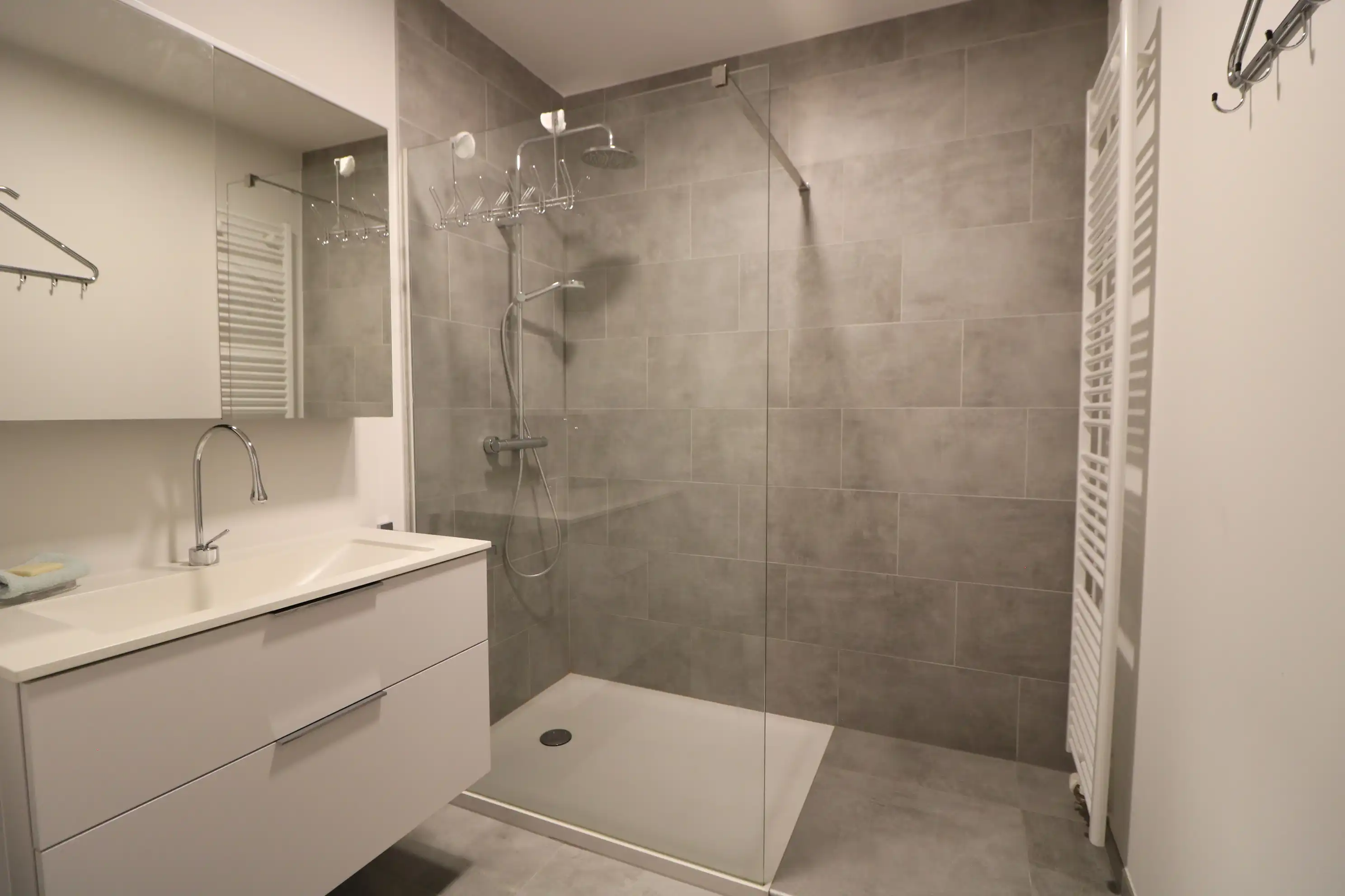 Recent 2-slaapkamerappartement met klassevolle afwerking op de hoek van Onderwijsstraat en Descampsstraat. foto 7