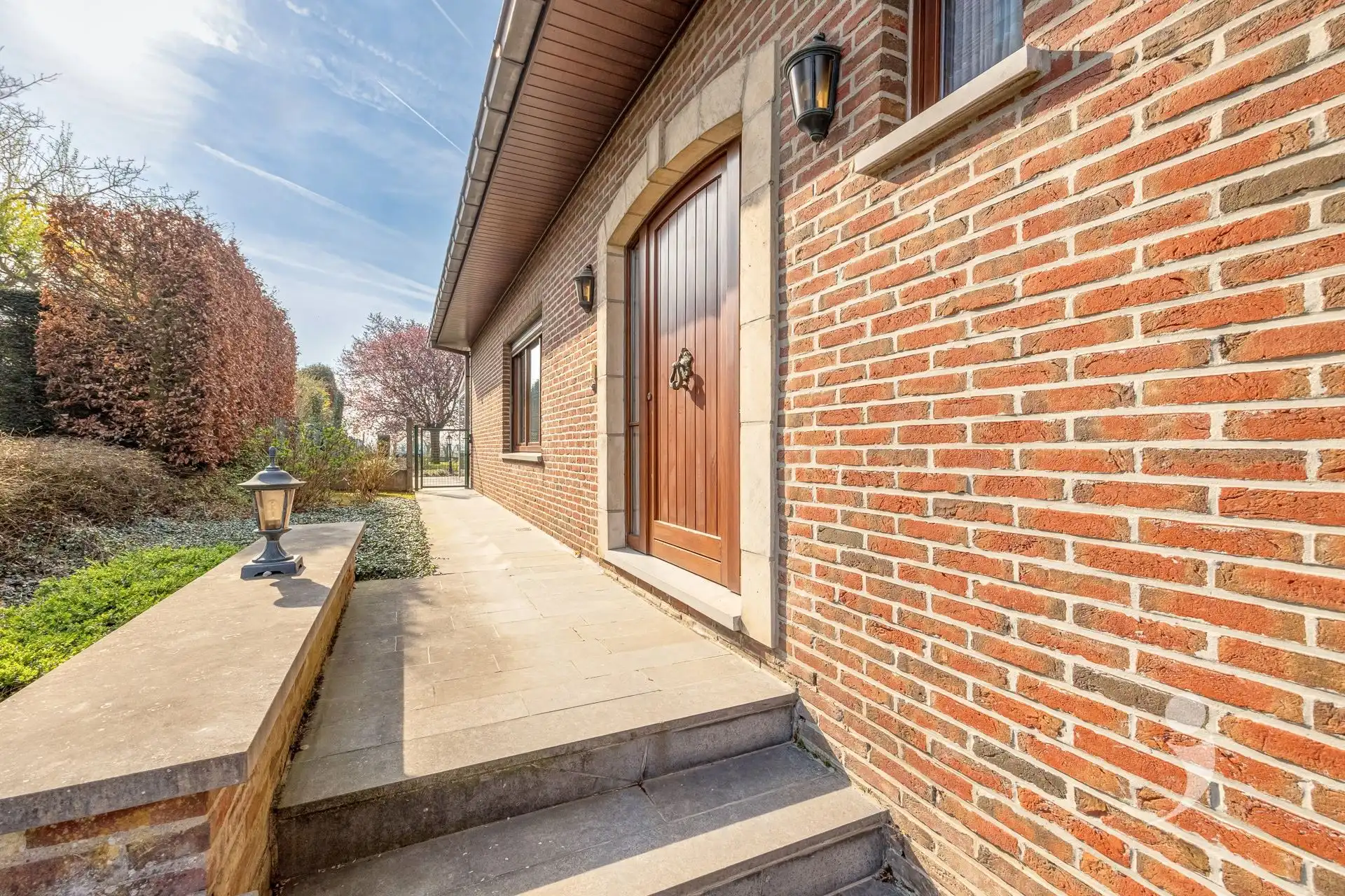 Instapklare en ruime woning met zicht op de velden! foto 2