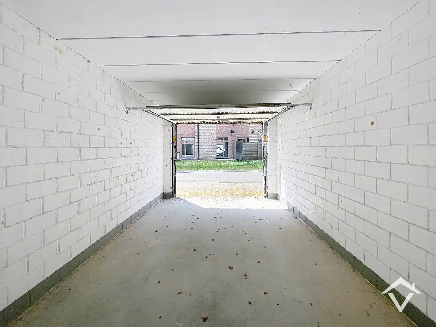 Garagebox gelegen in centrum Ardooie foto 3