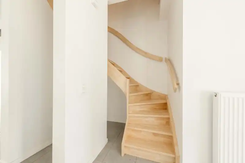 🏡 Volledig gerenoveerde rijwoning met 3 slaapkamers, 2 badkamers & gezellige binnenkoer in Wevelgem foto 4
