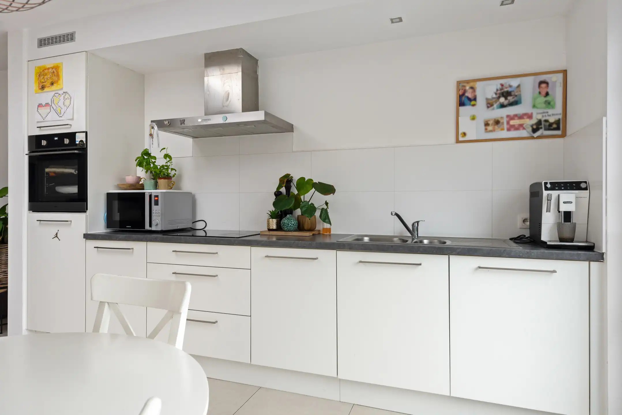 Recente woning met drie slaapkamers, tuintje en staanplaats foto 8