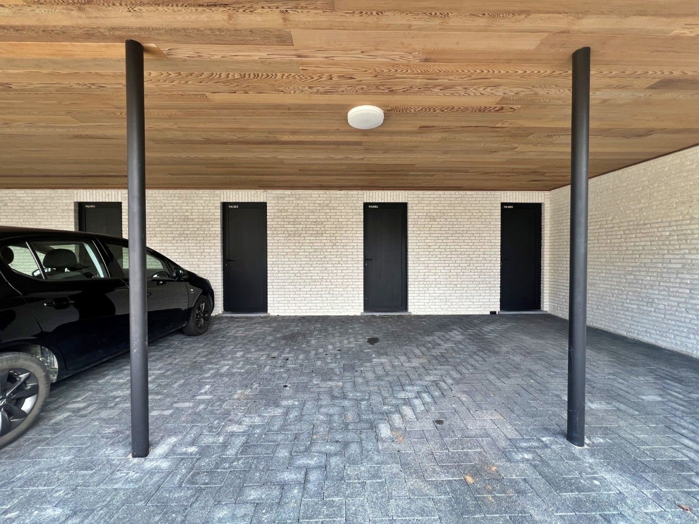 Gelijkvloers 2-slaapkamer appartement met terras, carport en staanplaats foto 17