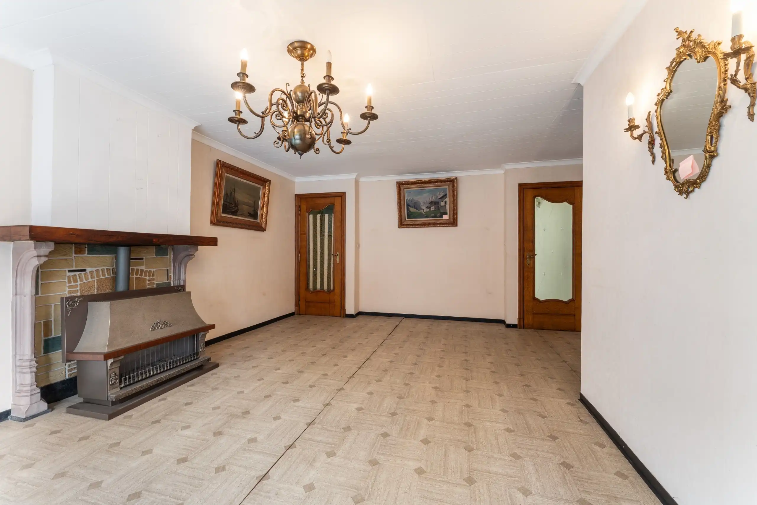 Ruime te renoveren woning in centrum met 5 slpks. foto 3