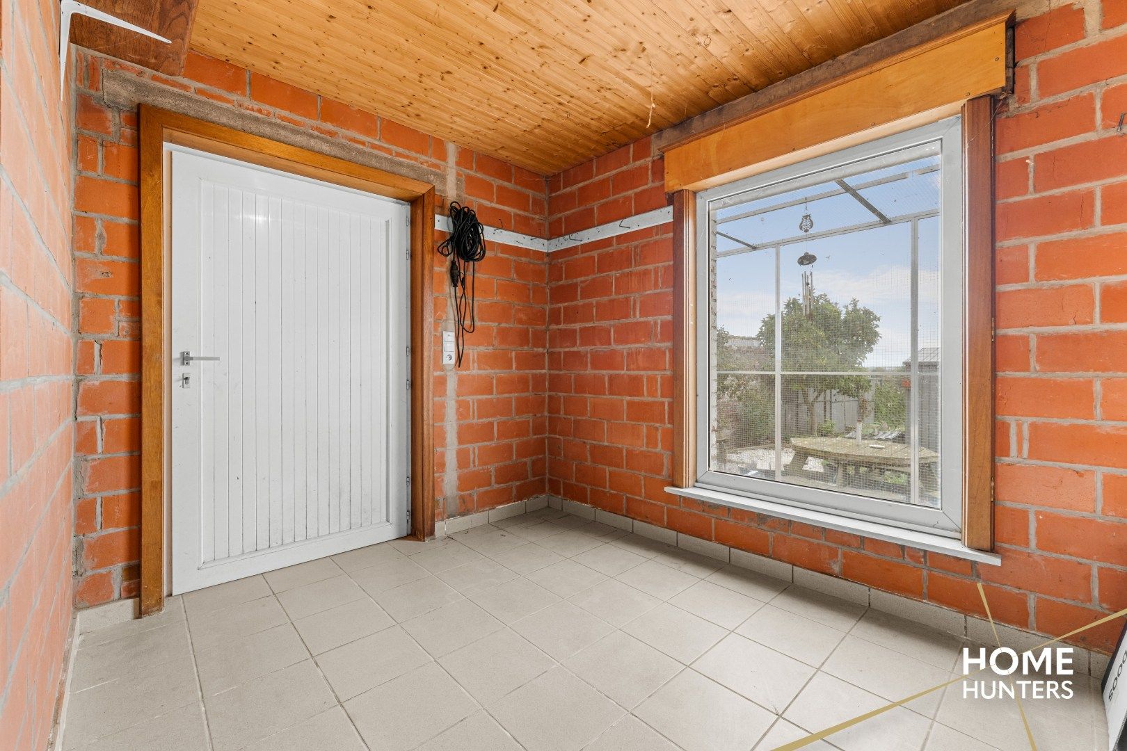 Op te frissen woning met charmante tuin in het hart van Mesen foto 17