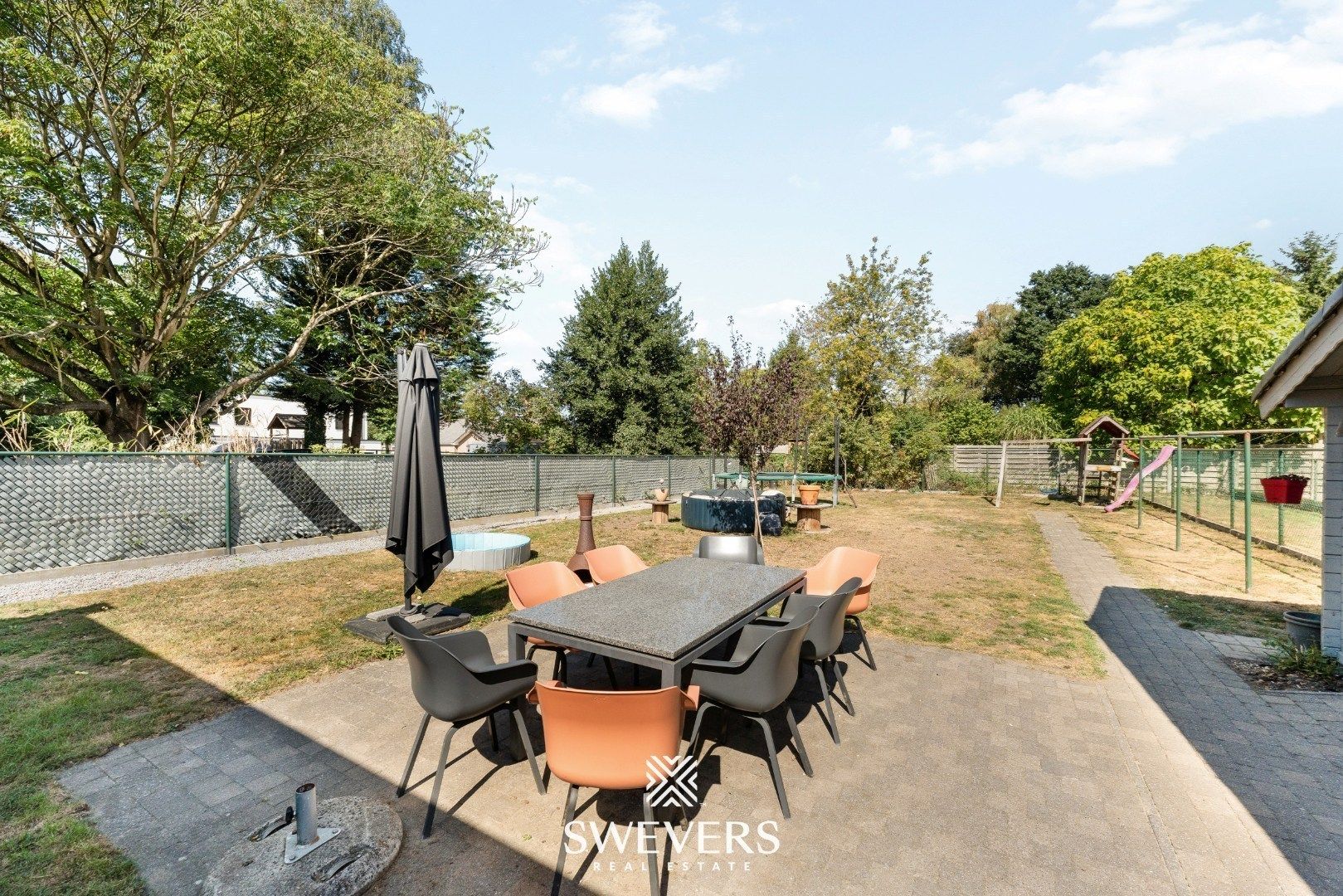 Ruime open bebouwing met nieuwe keuken en veranda foto 25