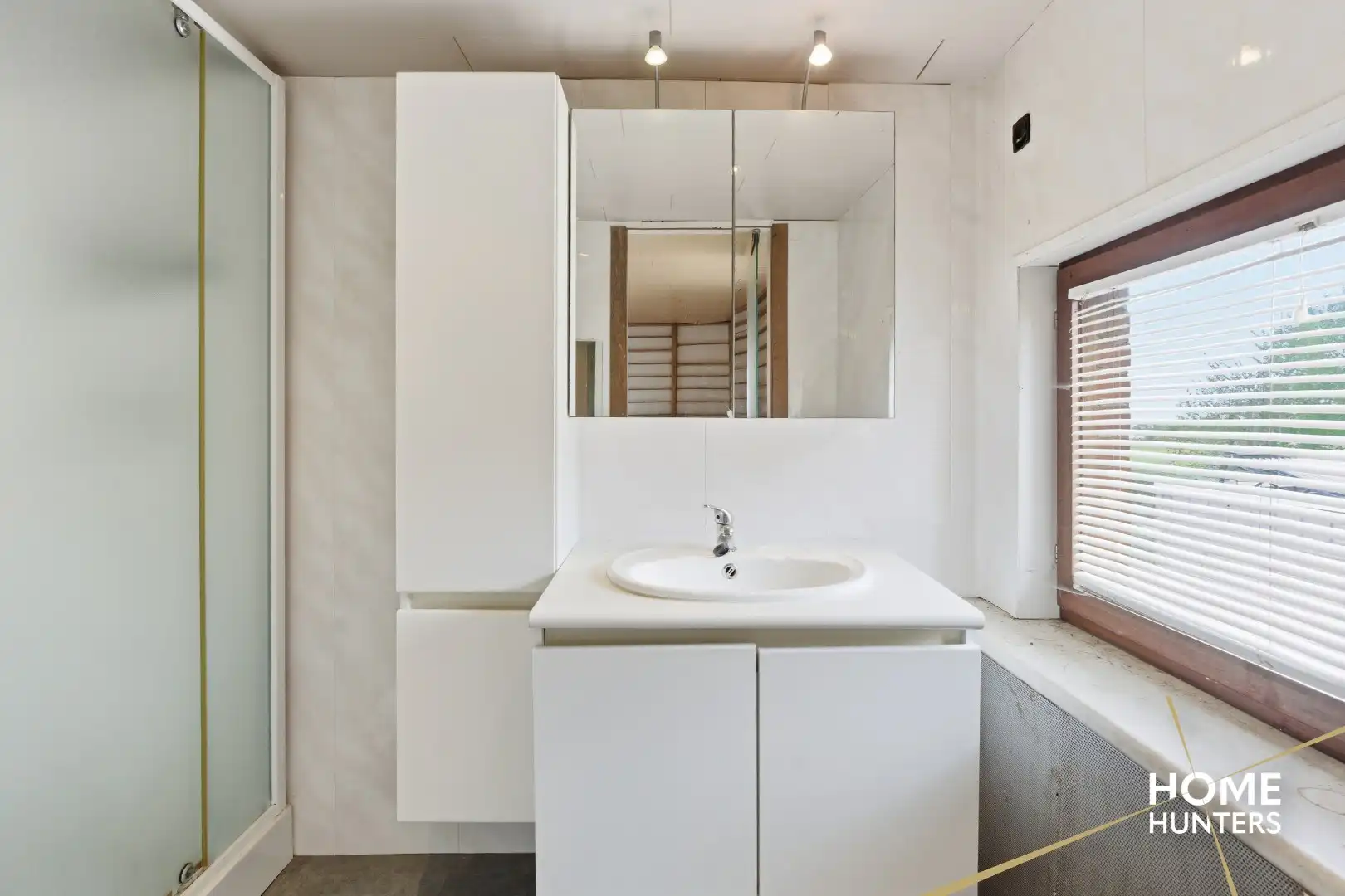 Halfopen te renoveren woning met 4 slaapkamers, ruime tuin en garage op gunstige locatie te Ieper foto 22