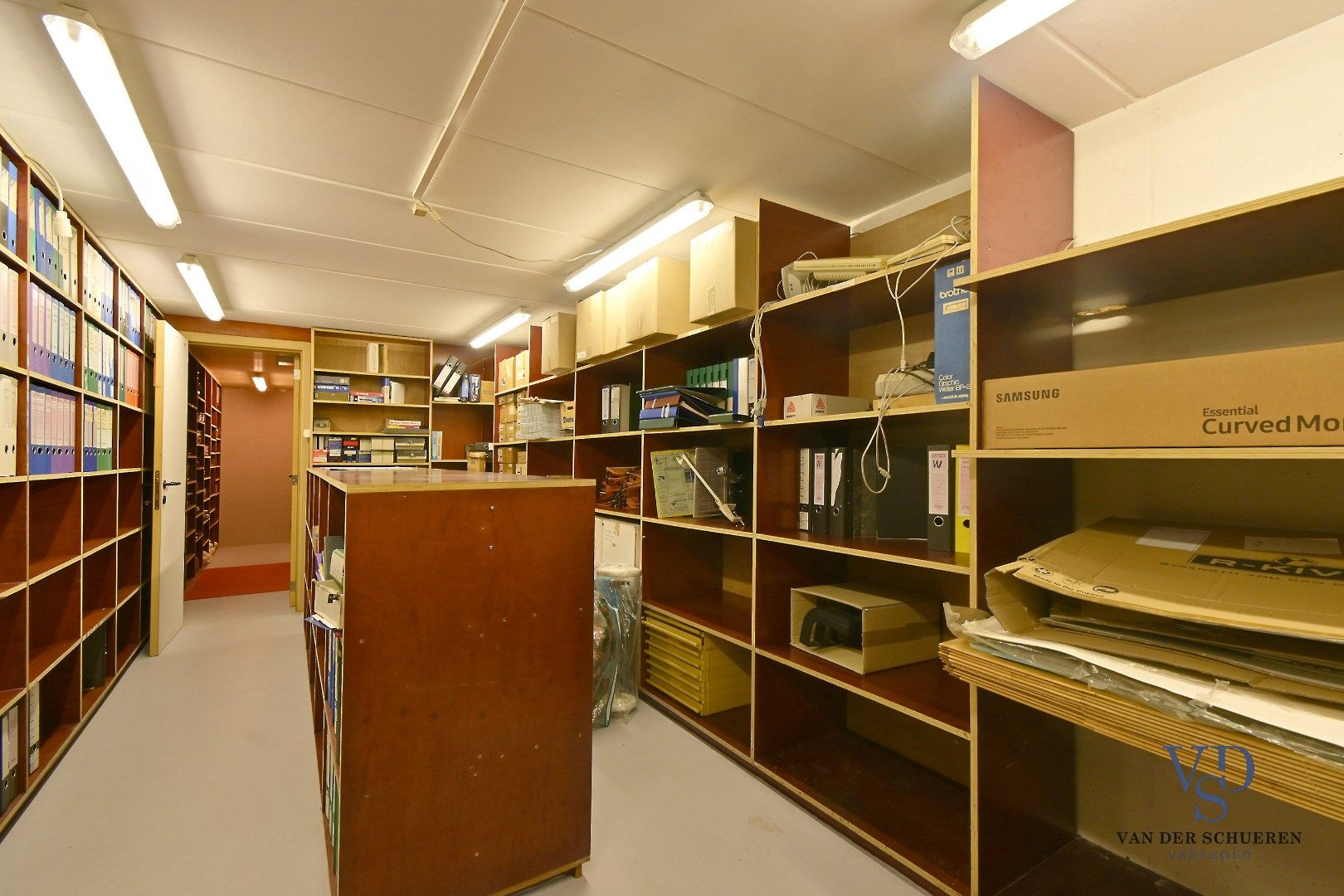 Ruim handelspand met penthouse in villastijl foto 20