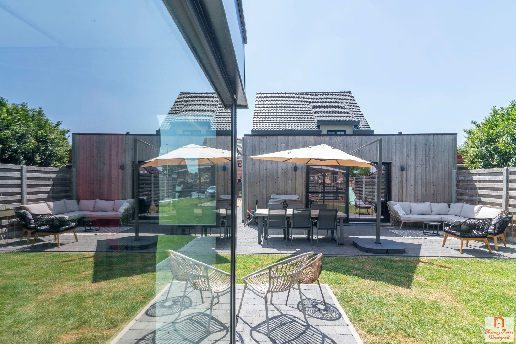 Volledig gerenoveerde woning met bijbouw en grote tuin foto 27