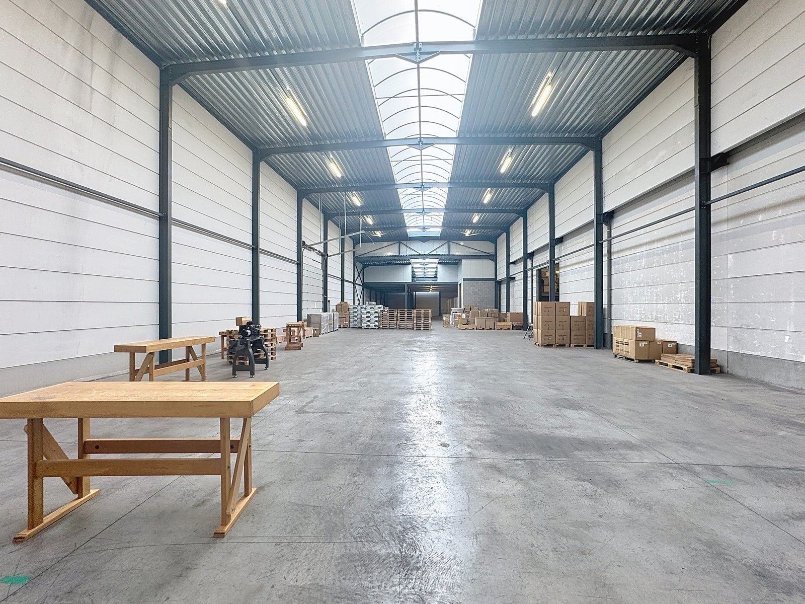 Instapklaar LOGISTIEK MAGAZIJN met laadkade en tussenverdieping te huur op industriezone te Beernem. foto 3