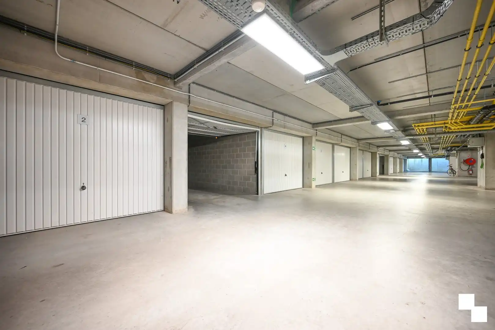 Instapklaar appartement met divers maatmeubilair te Izegem (Emelgem) foto 23