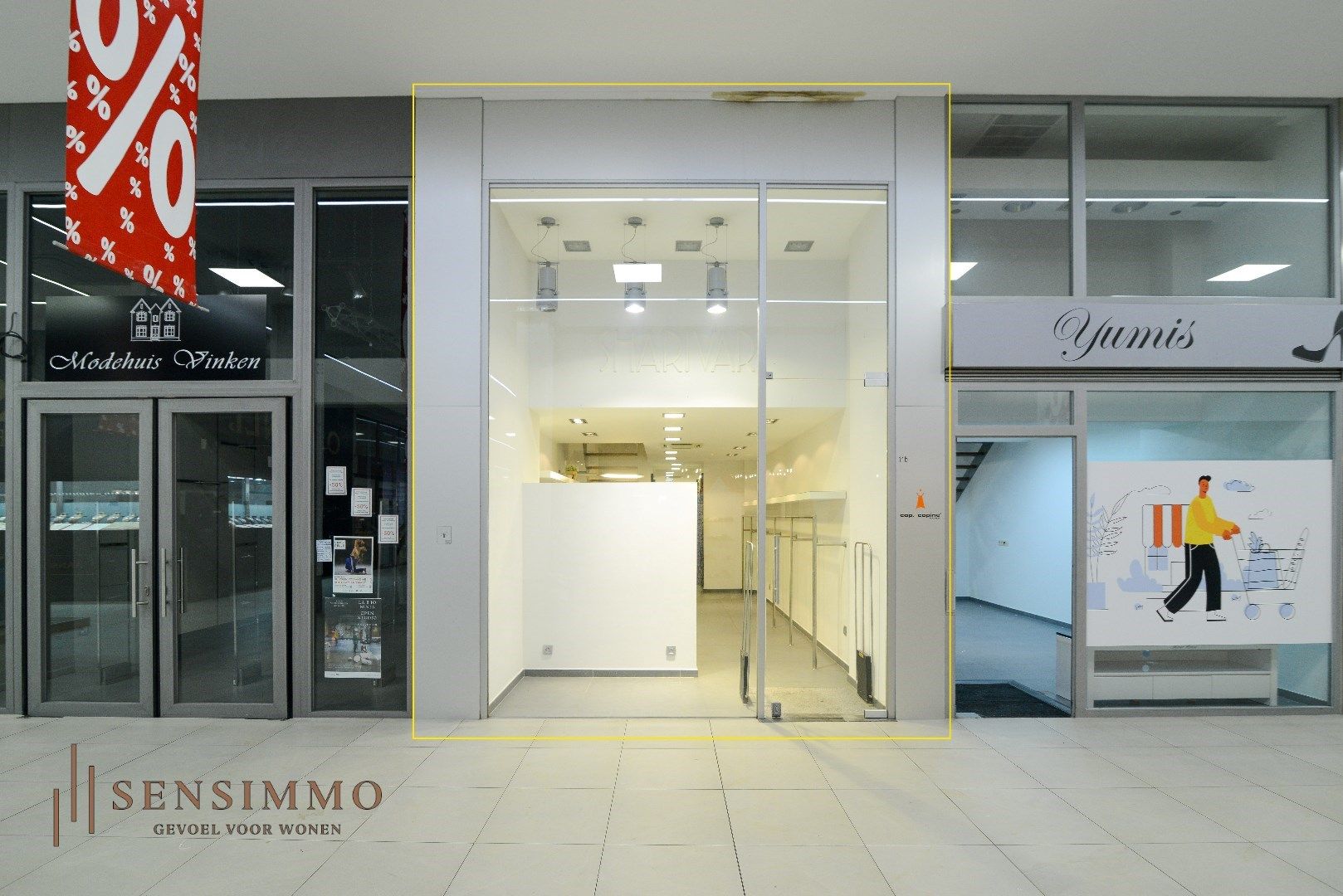 Gerenoveerde handelspand in shopping 3 te Genk foto {{pictureIndex}}