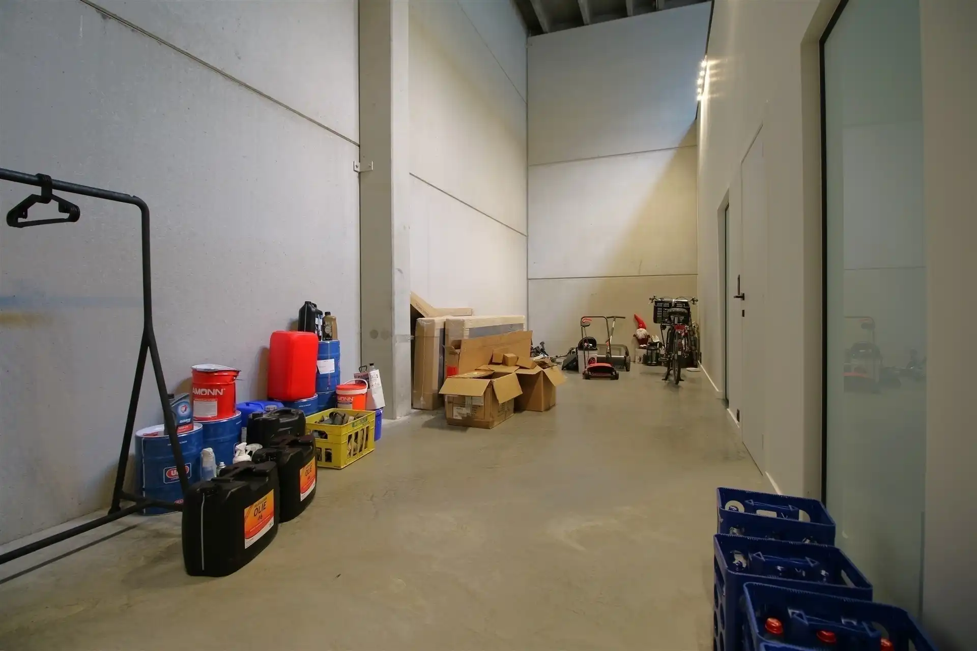 Ingerichte KMO-unit met burelen en magazijnen foto 21