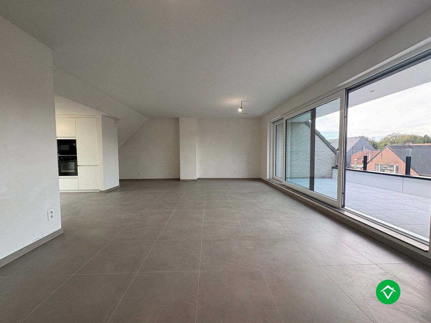 Nieuwbouwappartement met 2 slaapkamers en 2 terrassen in centrum Koekelare  foto {{pictureIndex}}