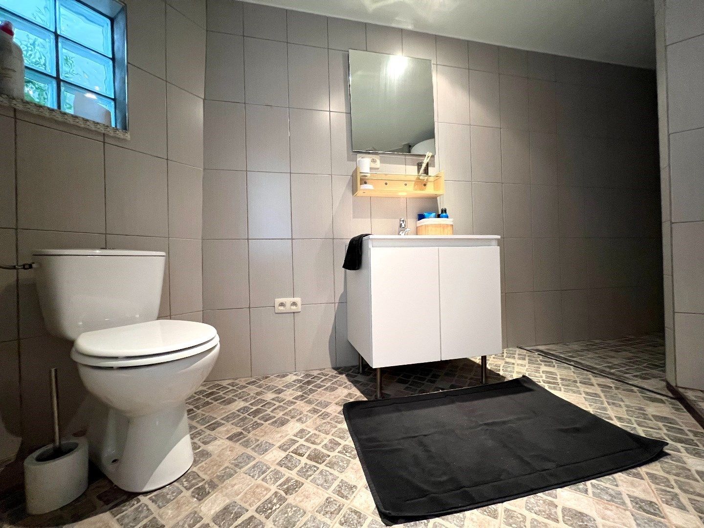 Instapklare rijwoning met tuin en 2 slaapkamers te koop te Harelbeke. foto 6
